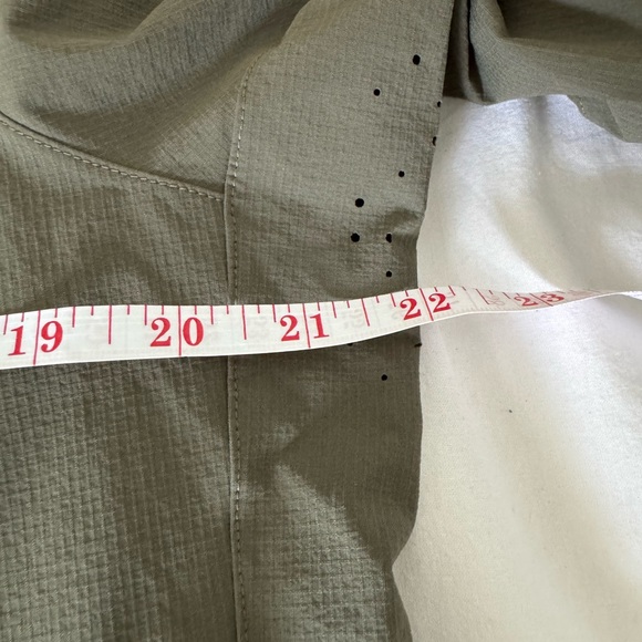 Lululemon Expeditionist Anorak Jacket in Olive, Size S - Picture 7 of 7